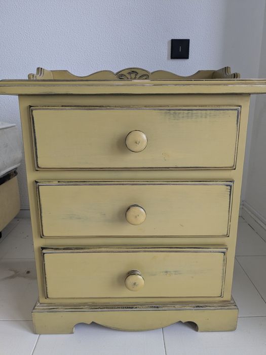 Mesinhas de cabeceira em segunda mão