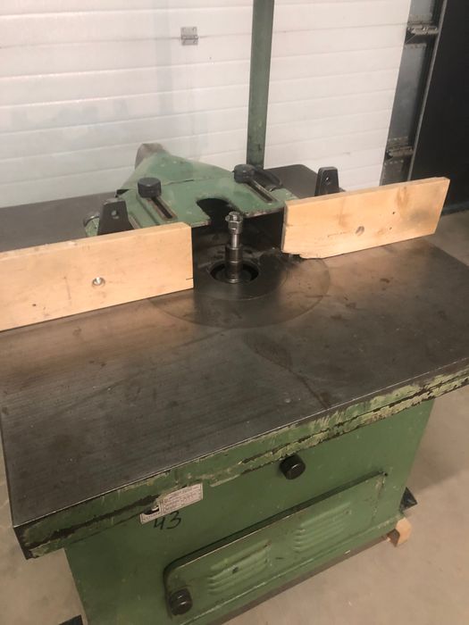 Frezarka dolnowrzecionowa Gomad uchylne wrzeciono