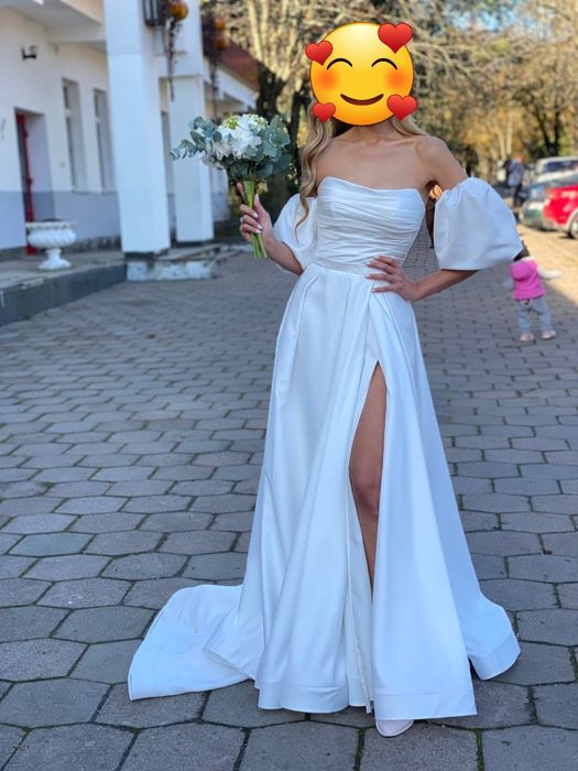 Шикарна весільна сукня зі шлейфом