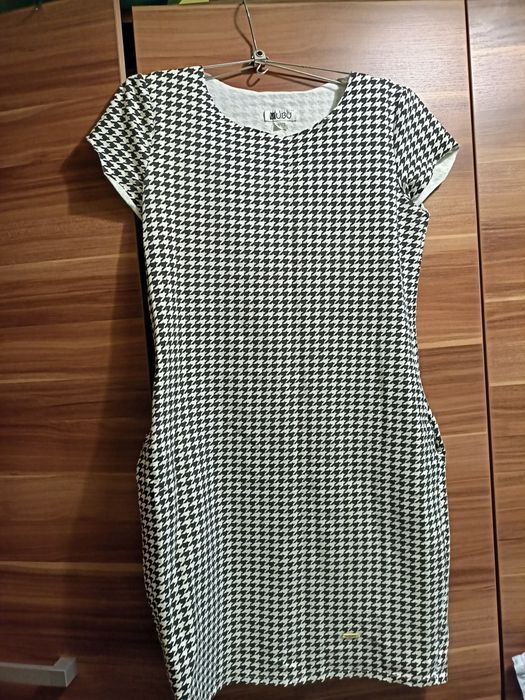 Elegancka sukienka w pepitkę kratkę 38 m