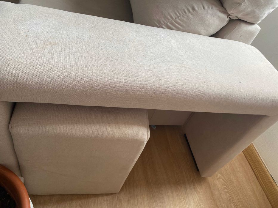 Sofá chaise longue em L com puff(s) – cor bege