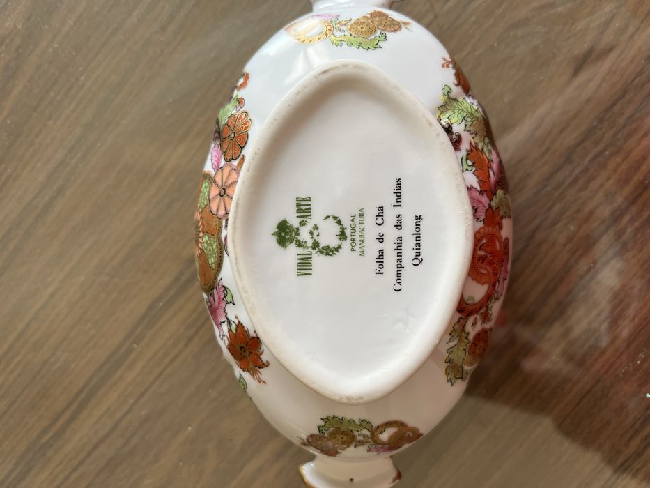 Terrina pequena trabalhada