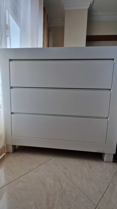 Cómoda Trama branca moderna e em óptimo estado