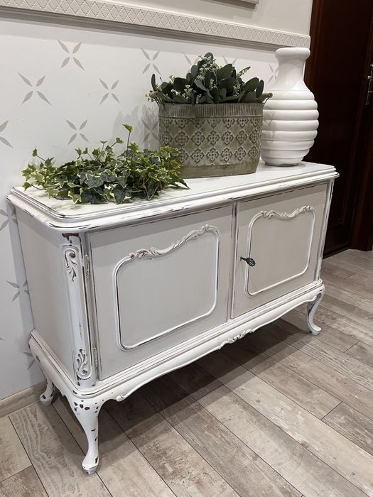 Komoda biała w stylu prowansalskim