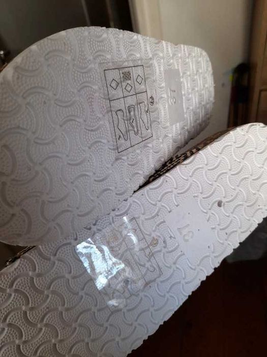 Chinelos / sandálias de tiras preto e branco