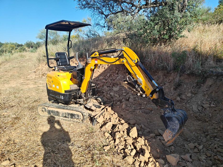Mini escavadora de 1,5 toneladas com vários baldes, um trado e um martelo pneumático! Apenas 21 horas de uso.