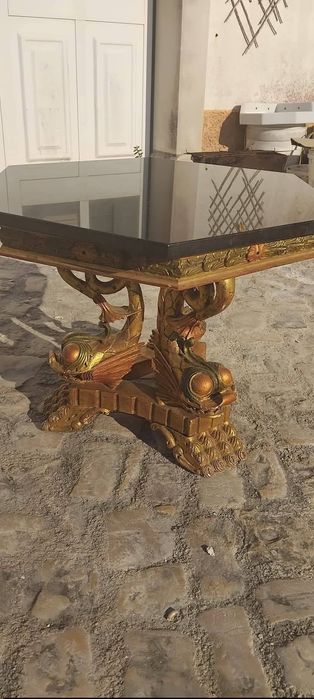 Mesa em madeira e tampo em pedra