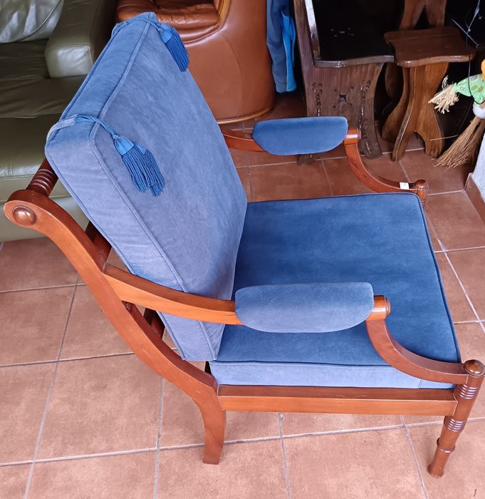 Cadeirão madeira e estofado em azul