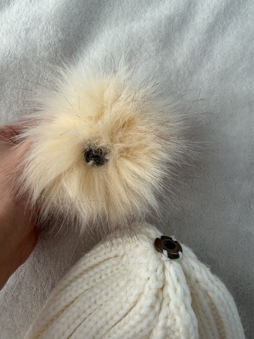 Czapka zimowa Moncler biała z pomponem