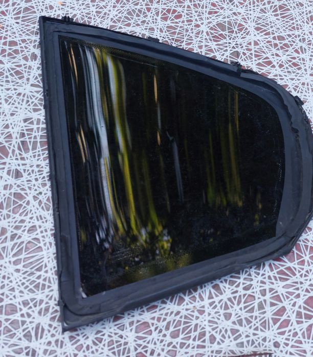 Скло форточка кузовна задня bmw 3 стекло заднє