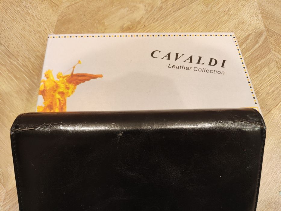 Czarny portfel Cavaldi