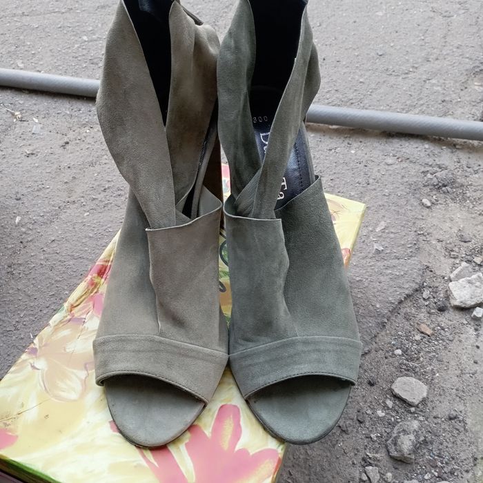 Продам босоніжки,нат замша