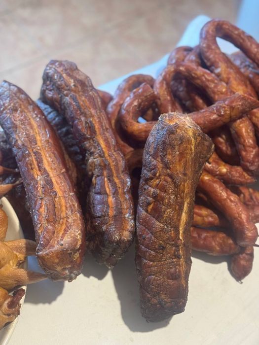 Домашнє копчення, ковбаси, м'ясо на дровах, перепілки, тушенки