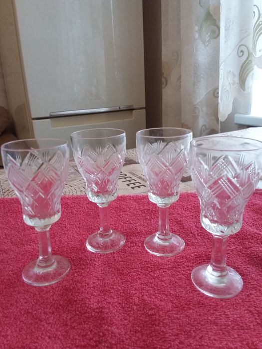 Хрустальные стаканы и рюмки