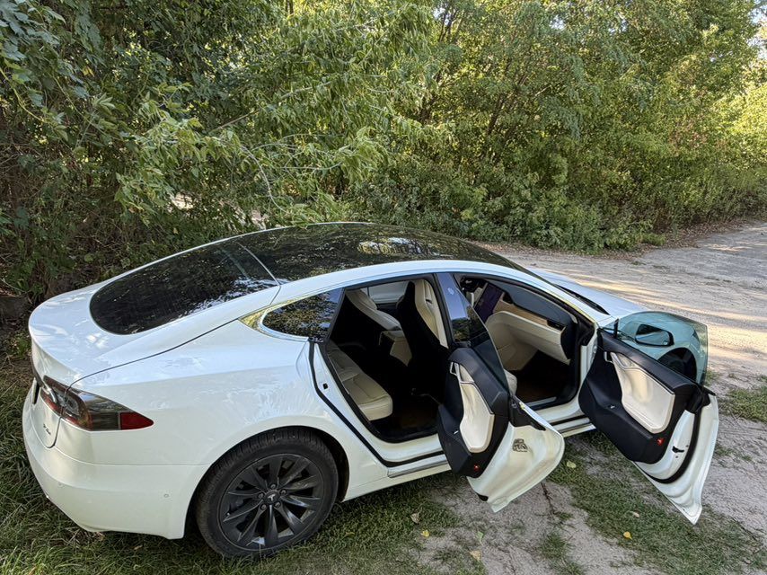 Оренда автомобіля Tesla погодинно з водієм.