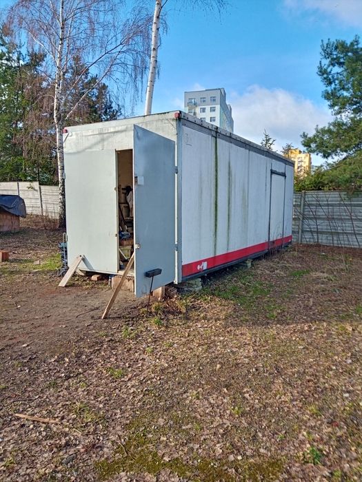 Magazyn zrobiony z przyczepy