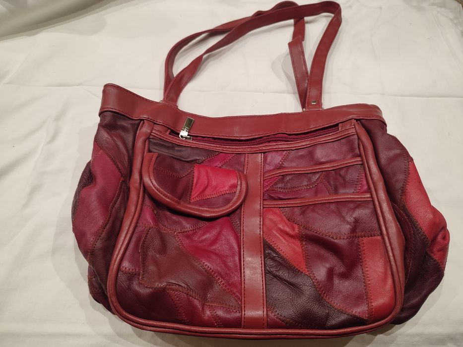 Elegancka czerwona torebka z eklogicznej skórki