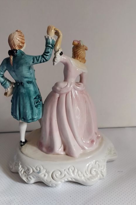 Estatueta de casal a dançar