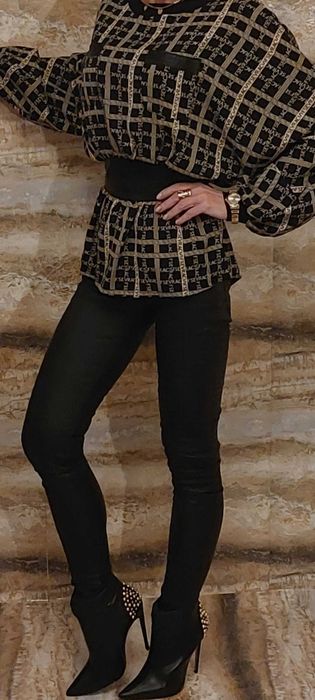 Bardzo efektowna insygnowana koszula z ozdobnym skórzanym pasem