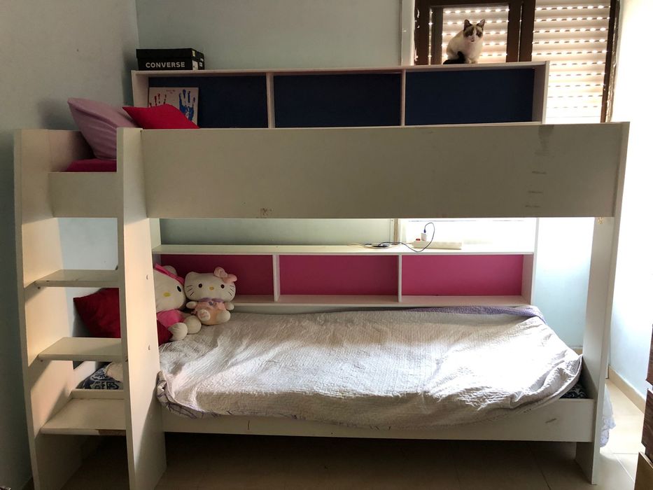 Cama beliche com estante