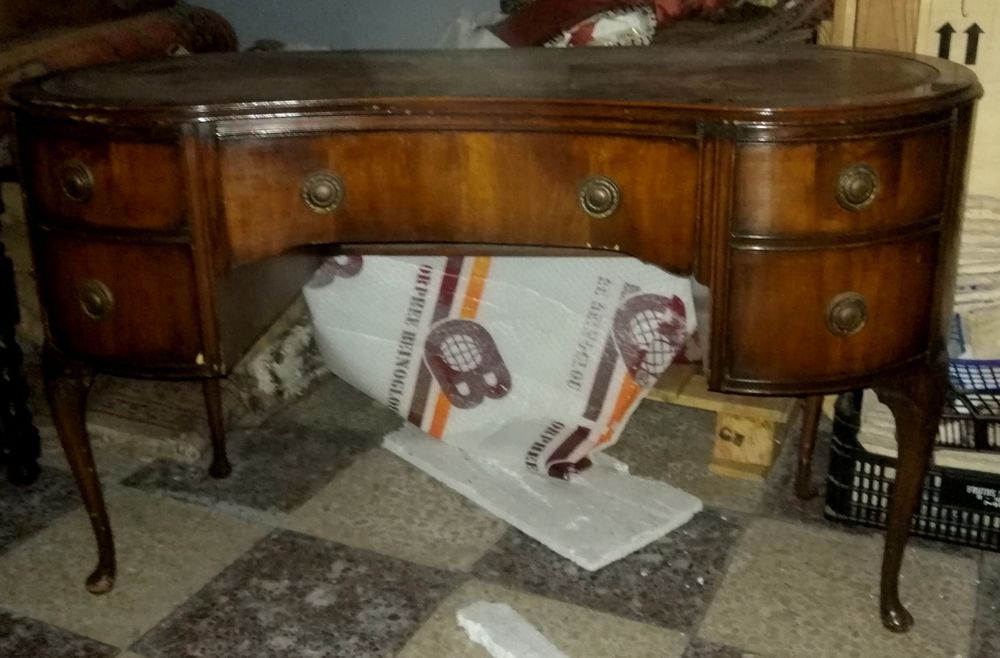Pequena mesa para sala ou quarto, muito decorativa estilo inglés