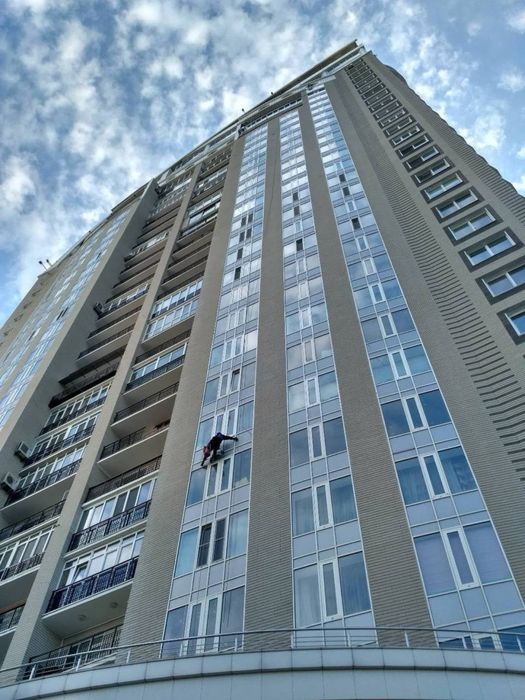 Миття вікон,миття  фасадів на висоті. Львів.  Промисловий альпінізм.