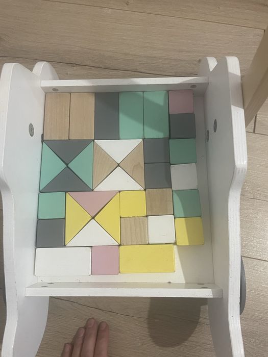 Dredwniany wozek z klockami