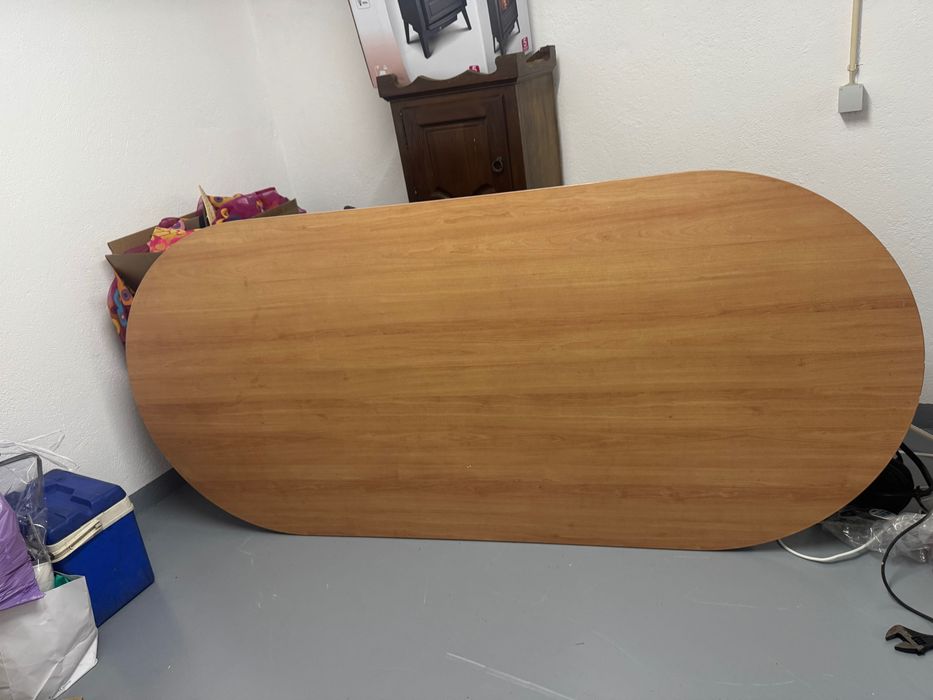 Mesa de madeira – formato oval