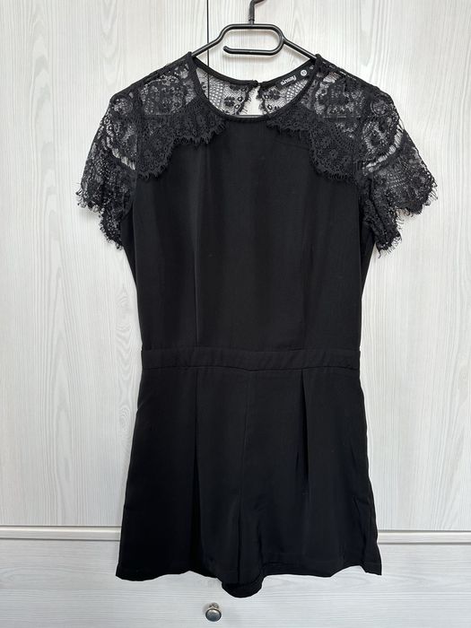 Krótki kombinezon z koronką