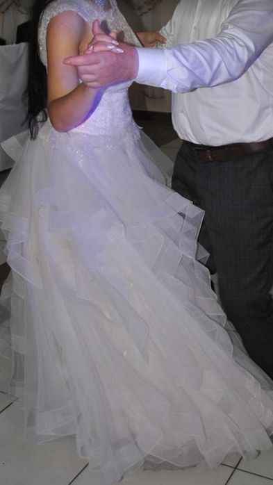 Suknia ślubna z falbanami