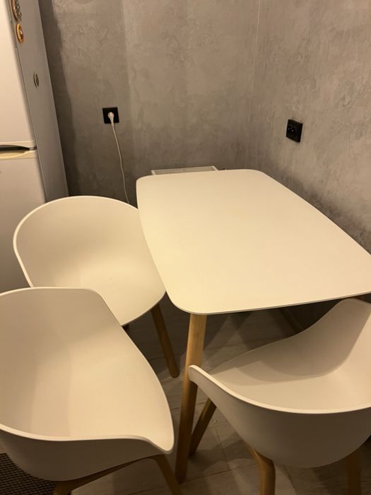 Продається кухонний стіл і 4 стільці