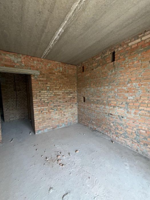 Велика 3 кімнатна квартира в новобудові