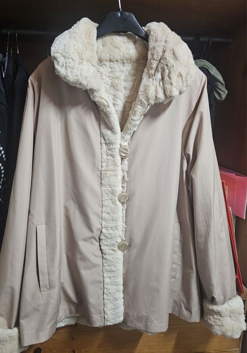 Casaco de peles curto e reversível