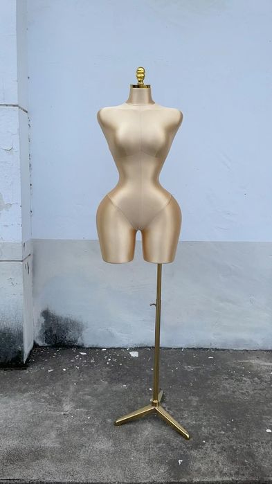 A venda manequins para lojas novos.
