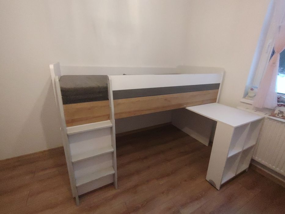 Łóżko na antresoli z biurkiem i półkami