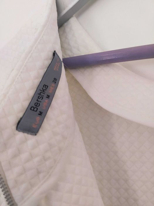 Sukienka Mini rozkloszowana tłoczona BERSHKA S/M