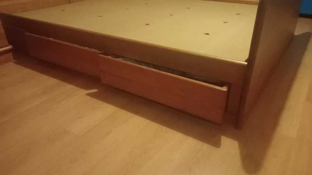 Cama de casal em madeira.