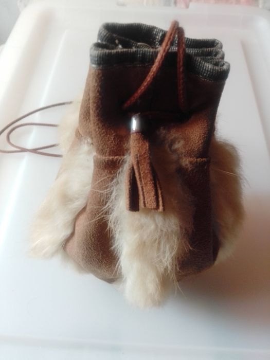 Malinha estilo étnico/hippie,de ombro ou pescoço em cabedal e pêlo .