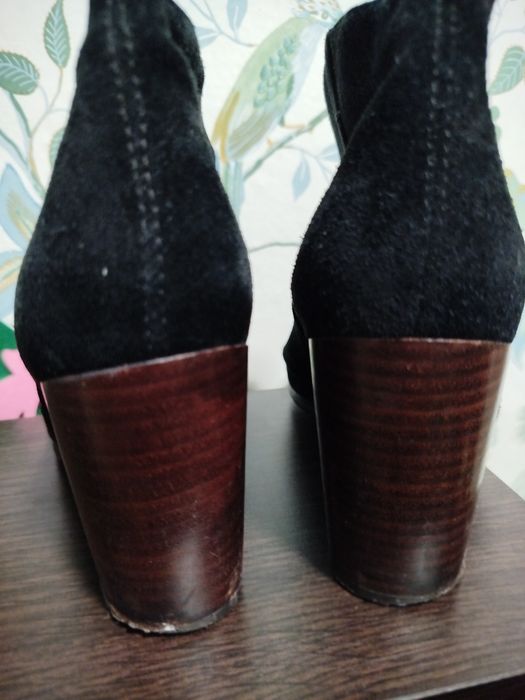 Продам замшеві натуральні ботильони ботинки