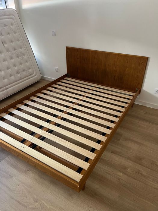 Cama de casal em madeira de carvalho.