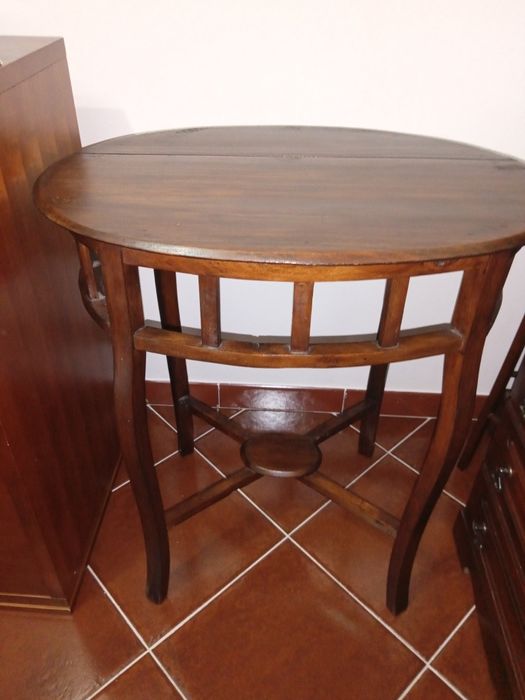 Mesinha muito antiga