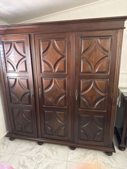 Cómoda e roupeiro- mogno