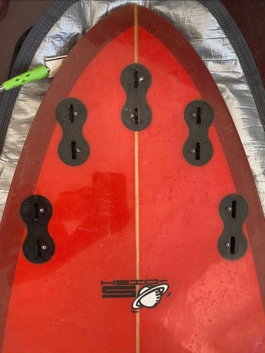 SURF BOARD 250€ : 5,9 x 32L 
TUDO INCLUÍDO : case, grip and 2 fins.