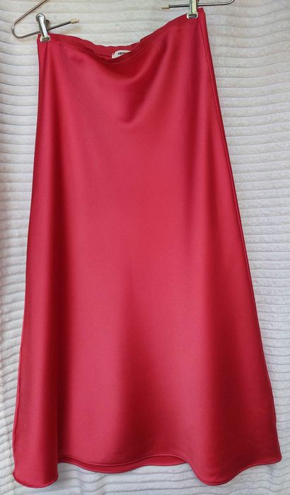 Яскрава спідниця насиченого червоного кольору