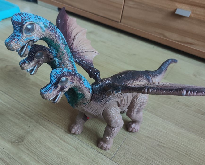 Trzygłowy smok dinozaur