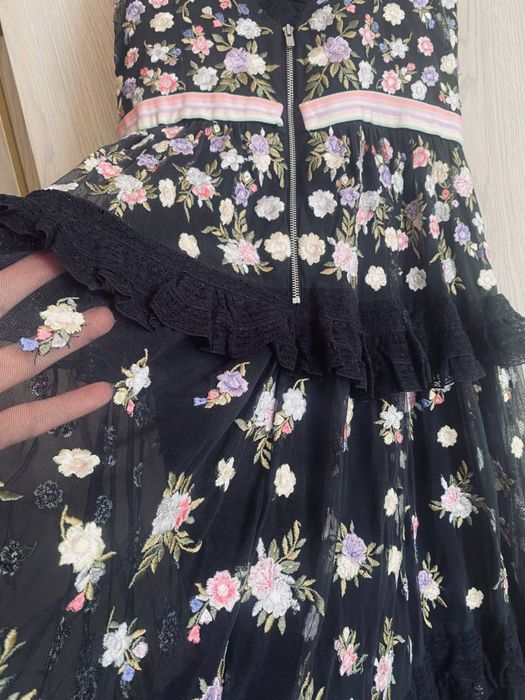 Вечірня сукня Needle & Thread на випуск
