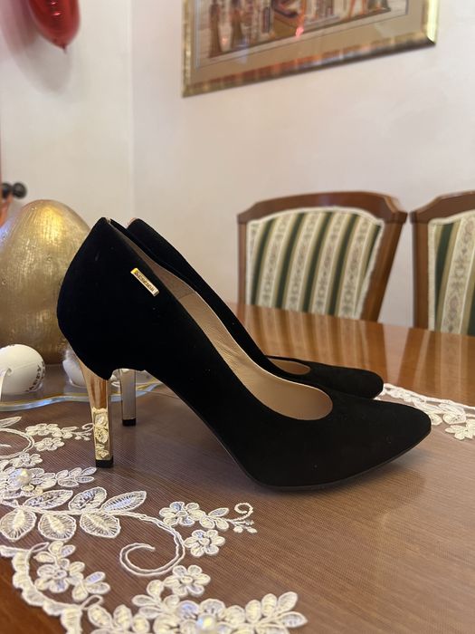 Продам елегантні фірмові туфельки(натуральний замш)