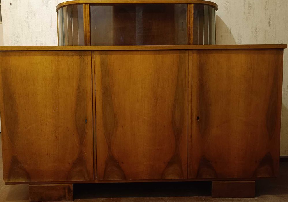 Stara drewniana komoda z witryną. nadstawką PRL, kredens