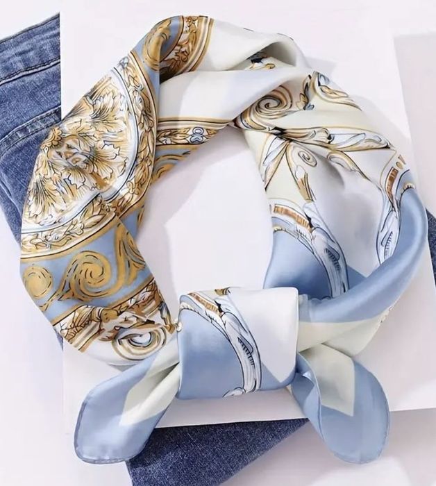 Nowa piękna jedwabista apaszka błękit krem biel 70 x 70