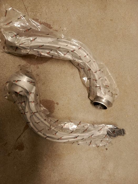 WAHACZE BANAN, AUDI A4B8, przód - lewy i prawy, zawieszenie